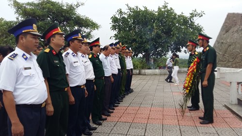 Các đại biểu tàu thanh niên viếng Nghĩa trang liệt sĩ trên đảo Cồn Cỏ