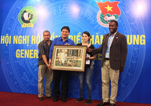 Đồng chí Nguyễn Đắc Vinh tặng quà cho Lãnh đạo Liên đoàn