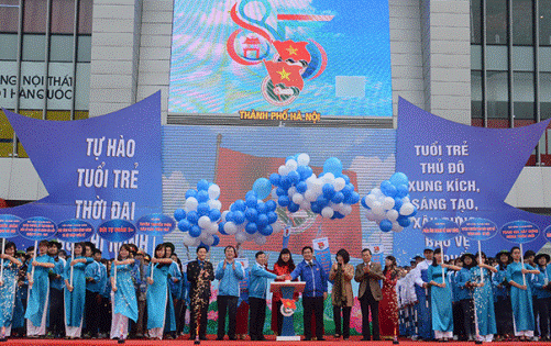 Các đại biểu ấn chuông khởi động tháng thanh niên 2016 của tuổi trẻ Thủ đô