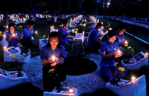 Đoàn viên thanh niên TP.HCM thắp nến tri ân các anh hùng liệt sĩ tại nghĩa trang TP tối 26/7/2014.