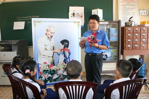 Thầy Nguyễn Lê Tuyên Quang hướng dẫn các Đội viên