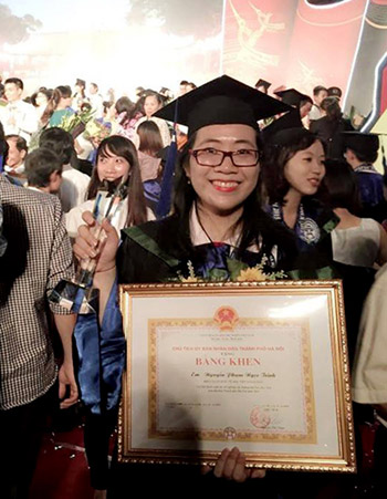 Nguyễn Phạm Ngọc Trinh nhận bằng khen trong lễ tuyên dương thủ khoa xuất sắc năm 2015 của Hà Nội.
