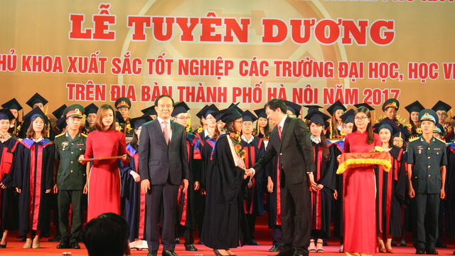 Đồng chí Nguyễn Long Hải, Bí thư Trung ương Đoàn, chúc mừng các thủ khoa tốt nghiệp xuất sắc - Ảnh: HÀ THANH