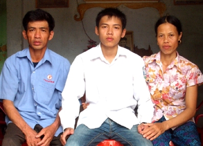 Thủ khoa Nguyễn Duy Hải cùng bố mẹ.