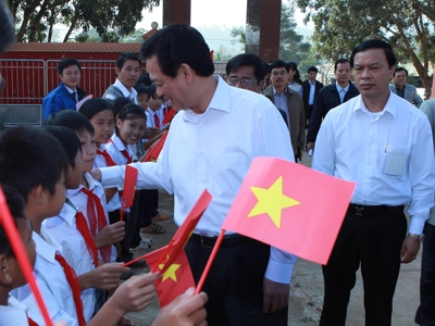 Thủ tướng Nguyễn Tấn Dũng đến thăm và làm việc tại xã Mô Rai