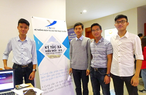 Nguyễn Thành Trung (trong cùng phía bên phải) cùng các thành viên mang đến Ngày hội Hệ thống dịch vụ lưu trú trực tuyến 