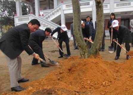 Các đồng chí lãnh đạo tham gia trồng cây lưu niệm tại Khu di tích lịch sử lưu niệm các TNXP hy sinh tại phường Gia Sàng, thành phố Thái Nguyên