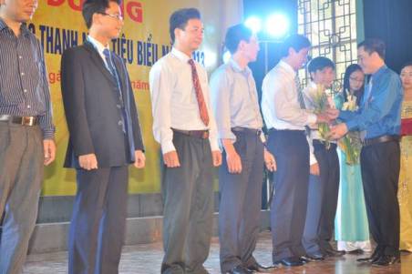 Bí thư tỉnh Đoàn Thái Bình trao Kỷ niệm chương cho các cá nhân tiêu biểu