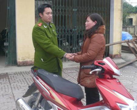 Thượng úy Nguyễn Trường Thi trao trả tài sản bị mất cắp cho công dân