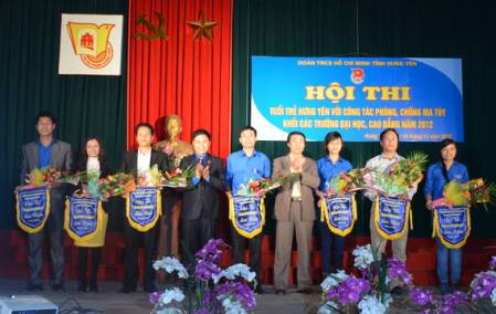 Các đồng chí lãnh đạo Ban Dân vận Tỉnh ủy Hưng Yên, lãnh đạo tỉnh Đoàn trao Cờ lưu niệm cho các đơn vị tham gia Hội thi