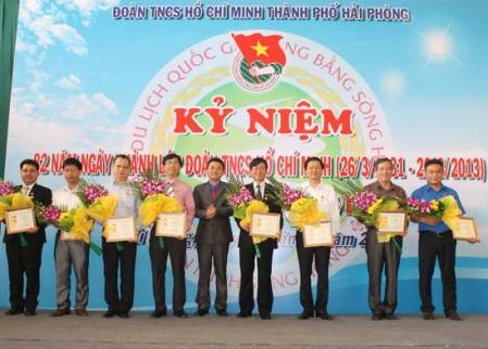 Đồng chí Trần Quang Tường - Bí thư Thành đoàn Hải Phòng trao Kỷ niệm chương vì thế hệ trẻ tặng các cá nhân có đóng góp tích cực cho phong trào thanh niên thành phố