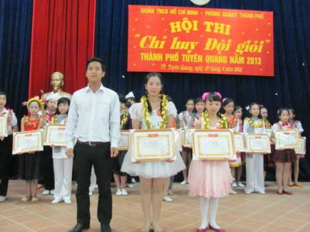 Ban tổ chức trao giải nhất cho 2 thí sinh của trường Tiểu học Hồng Thái và trường THCS Ỷ La