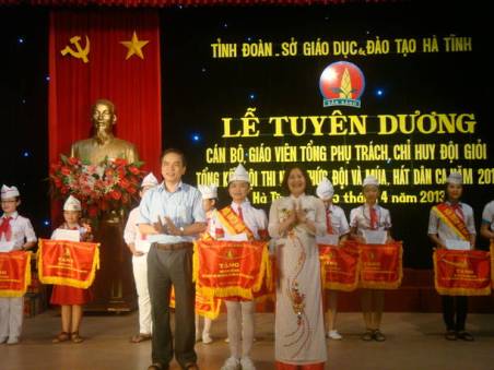 Đồng chí Nguyễn Thị Hà trao thưởng cho các đơn vị đạt Giải