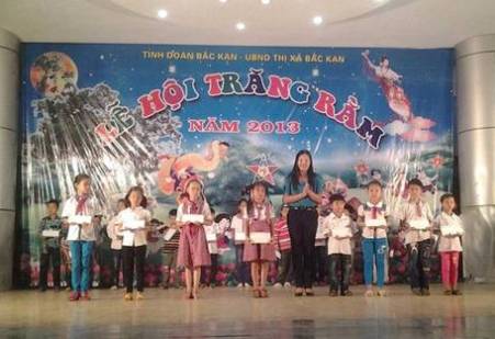 Đồng chí Đỗ Thị Hiền- Bí thư tỉnh Đoàn Bắc Kạn trao quà cho các em học sinh có hoàn cảnh khó khăn