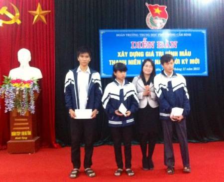 Đoàn trường THPT Cẩm Bình (Cẩm Xuyên) trao học bổng cho học sinh nghèo vượt khó