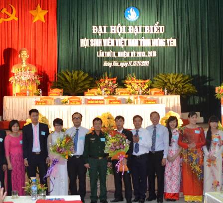 Các đồng chí Lãnh đạo TW Đoàn và Lãnh đạo tỉnh Hưng Yên tặng hoa Ban Chấp hành Hội Sinh viên tỉnh khóa mới