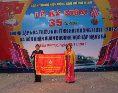 BCH Trung ương Đoàn tặng bức trướng mang dòng chữ: Nhà thiếu nhi tỉnh Hải Dương 35 năm xây dựng cống hiến và trưởng thành 