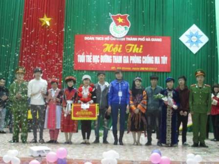 Ban Tổ chức trao giải nhất cho Trường Dân tộc nội trú tỉnh
