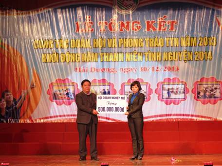 Hội Doanh nghiệp trẻ tỉnh tặng 500 triệu đồng cho chương trình nhà nhân ái và kết nối triệu trái tim vì trẻ em Việt Nam