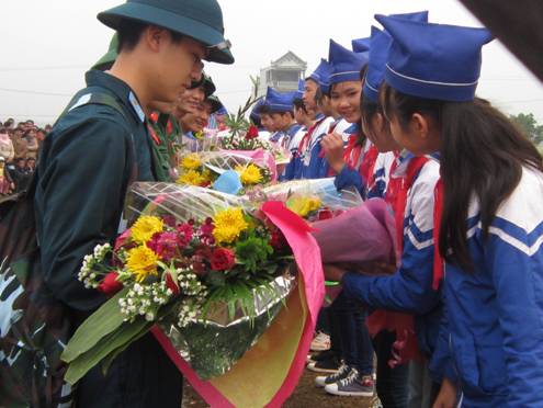 ĐVTN huyện Triệu Sơn tặng hoa cho các tân binh lên đường nhập ngũ
