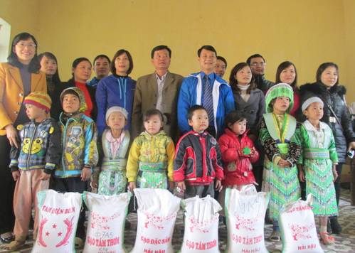 Hội đồng đội tỉnh, các liên đội của TP Thái Nguyên tặng quà trẻ em tại các điểm trường của huyện Đồng Hỷ