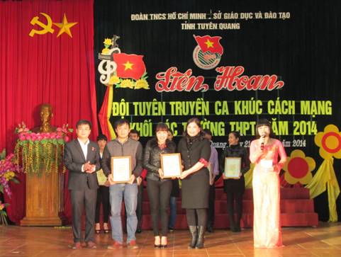  Đ/c Nguyễn Hưng Vượng trao giải cho các đội tham gia