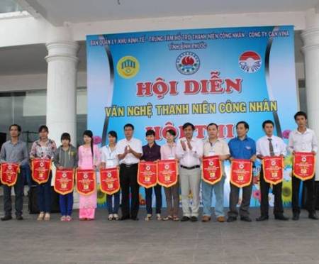 Ban Tổ chức trao cờ lưu niệm cho các đơn vị tham gia Hội diễn văn nghệ Thanh niên công nhân