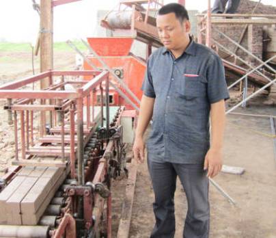 Anh Nguyễn Thế Doãn tại xưởng sản xuất gạch của mình