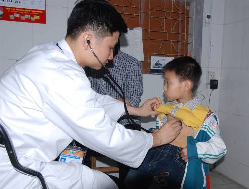 Các Y bác sĩ trẻ tình nguyện thực hiện khám sàng lọc tim bẩm sinh cho trẻ em