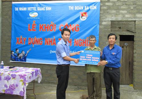 Đại diện BTV Thị Đoàn và Chi nhánh Viettel Quảng Bình tặng và khởi công xây nhà tình nghĩa gia đình ống Hoàng Văn Hiền