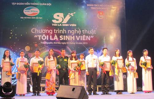 Đ/c Nguyễn Long Hải – Bí thư Trung ương Đoàn trao phần thưởng cho các sinh viên Thái Nguyên đạt danh hiệu “Sinh viên 5 tốt” cấp tỉnh