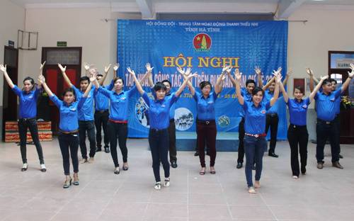 Các học viên tập luyện các bài hát múa, dân vũ phục vụ hoạt động Đội trên địa bàn dân cư Hè 2014