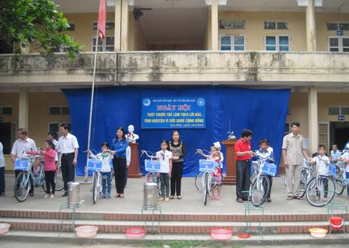 Lãnh đạo trao xe đạp cho học sinh có hoàn cảnh khó khăn vượt khó học giỏi tại Ngày hội.