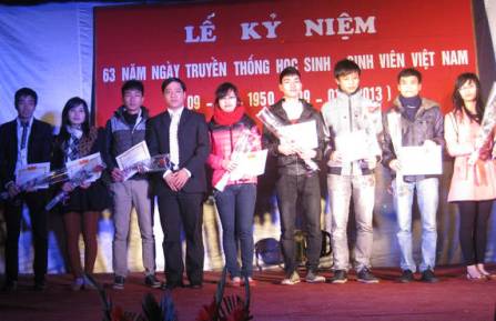 Hội sinh viên trường ĐHTCQTKD trao giấy khen cho các sinh viên xuất sắc 