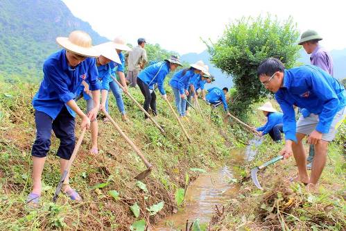 Đoàn tình nguyện của Trường Đại học Khoa học Thái Nguyên giúp người dân nạo vét kênh mương tại xóm Đại Long, xã Bình Long, Võ Nhai
