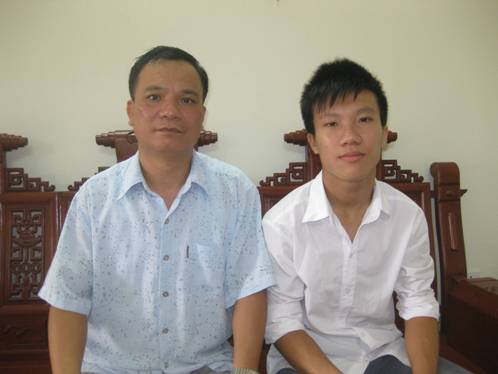 Hai bố con em Nguyễn Ngọc Huy - học sinh trường Trung học phổ thông Văn Giang huyện Văn Giang (tỉnh Hưng Yên) 