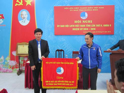 Đồng chí Trần Sơn Tùng - Phó Bí thư Tỉnh Đoàn, Chủ tịch Hội LHTN Việt Nam tỉnh trao cờ thi đua xuất sắc cho đơn vị Đồng Hới