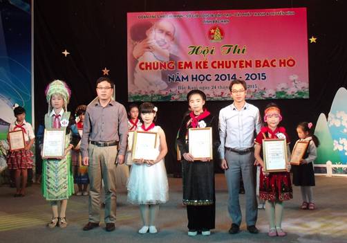Đ/c Lưu Ngọc Trung, Phó Bí thư Tỉnh đoàn và đ/c Hoàng Văn Thiên, Phó Giám đốc Đài PT&TH Bắc Kạn trao giải cho các thí sinh tham gia Hội thi.