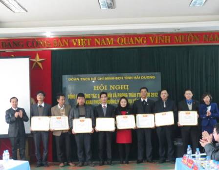 Tặng Bằng khen của Trung ương Đoàn cho các đơn vị có thành tích xuất sắc trong Công tác Đoàn và phong trào TTN năm 2012