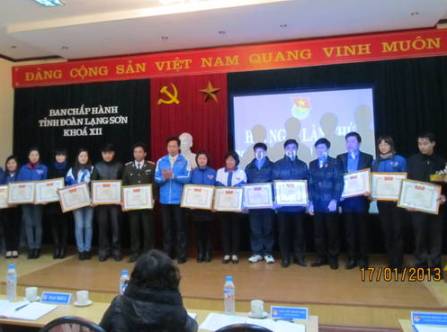 Tặng Bằng khen cho các tập thể, cá nhân có thành tích xuất sắc trong công tác Đoàn và phong trào thanh thiếu nhi năm 2012