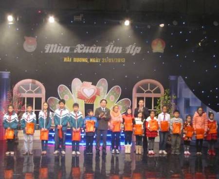 Đồng chí Nguyễn Văn Quế, Phó Chủ tịch UBND tỉnh tặng quà cho trẻ em nghèo vượt khó
