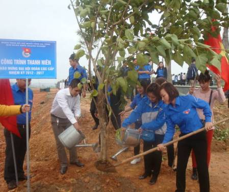 ĐVTN tham gia trồng cây xanh tại Khu lưu niệm đồng chí Lý Tự Trọng