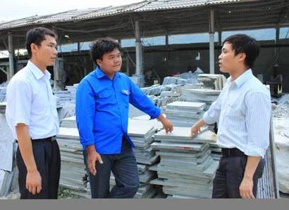  Anh Lê Đình Hiền, Xã Vĩnh Thịnh - Huyện Vĩnh Lộc chủ doanh nghiệp sản xuất đá. Nhận giải thưởng Lương Định Của năm 2012