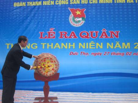 Đồng chí Nguyễn Thiện – UVBTV Tỉnh ủy, Phó Chủ tịch UBND tỉnh đáng trống ra quân tại Lễ phát động