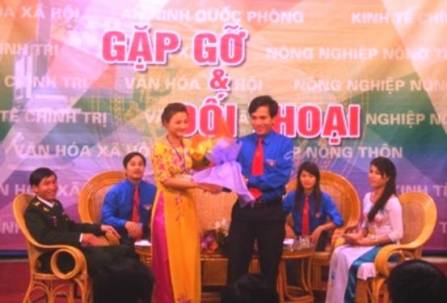 Đoàn viên tặng hoa chúc mừng đồng chí Nguyễn Xuân Hùng trúng cử tham gia Ban Thường vụ Trung ương Đoàn khoá X