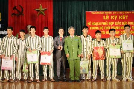 Đồng chí Trần Quang Tường – Bí thư Thành đoàn, Chủ tịch Hội LHTN thành phố cùng lãnh đạo Trại giam Xuân Nguyên tặng quà cho các phạm nhân chấp hành tốt tại trại giam 