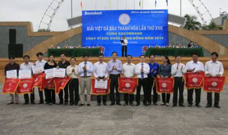 Ban Tổ chức trao cờ thi đua xuất sắc cho 10 đơn vị có thành tích cao tại giải cấp tỉnh