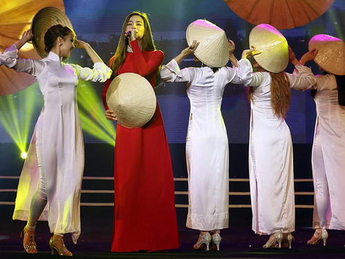 Ca sĩ Hồ Ngọc Hà biểu diễn tại chương trình