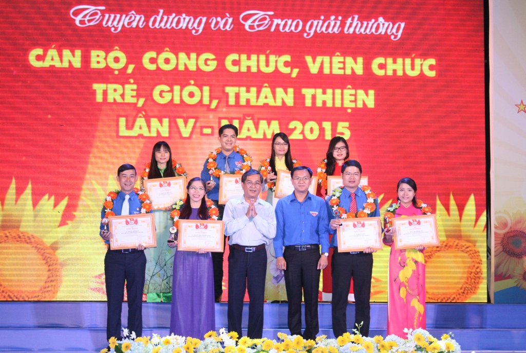 Ngày 6/9, anh Lê Doãn Luyến được Thành đoàn TPHCM vinh danh cán bộ trẻ vì dân (thứ hai từ phải qua)