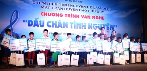 Trao quà cho các em học sinh trên đảo